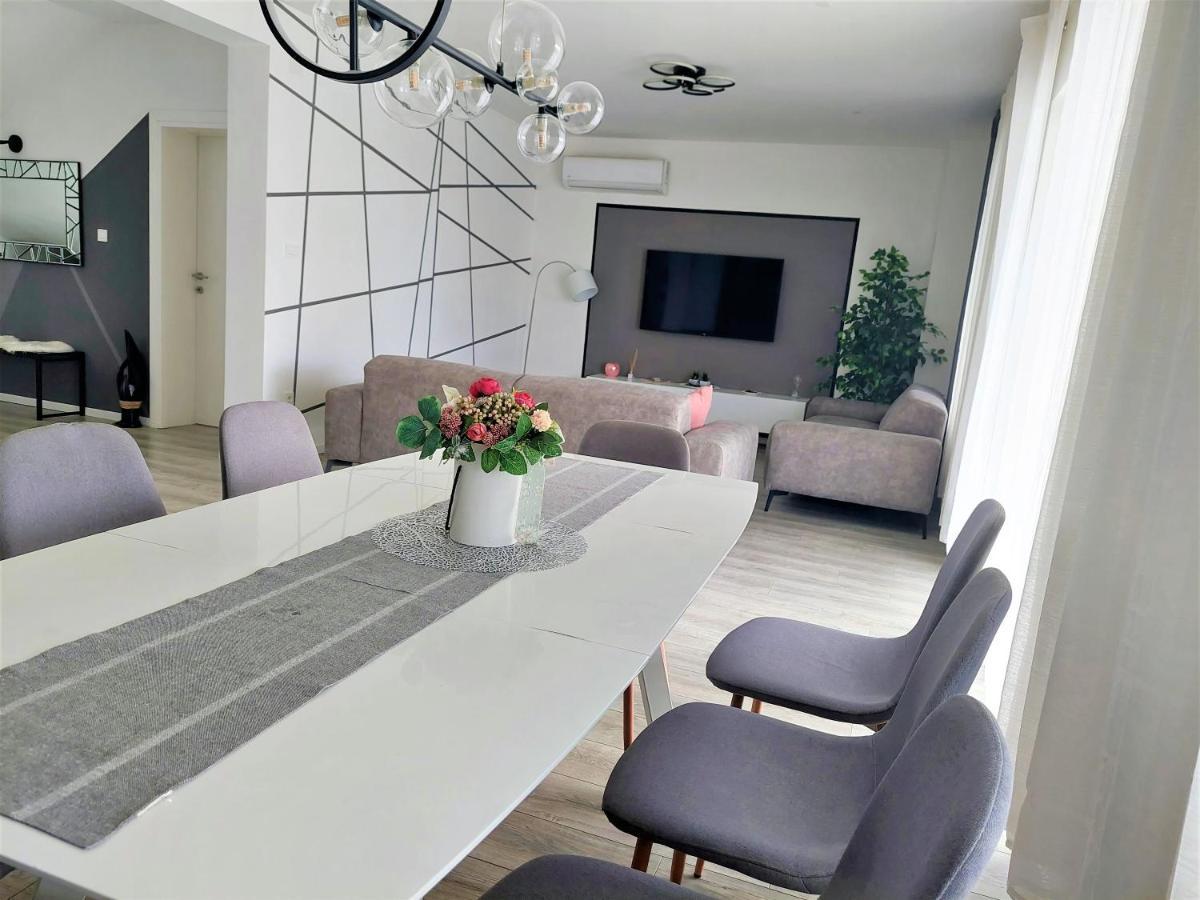 Villa Tia With Heated Pool & Jacuzzi Murvica  Exteriör bild
